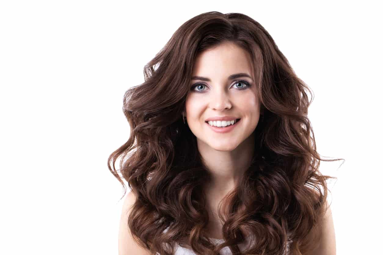 curling hair with flat iron for these easy beach waves